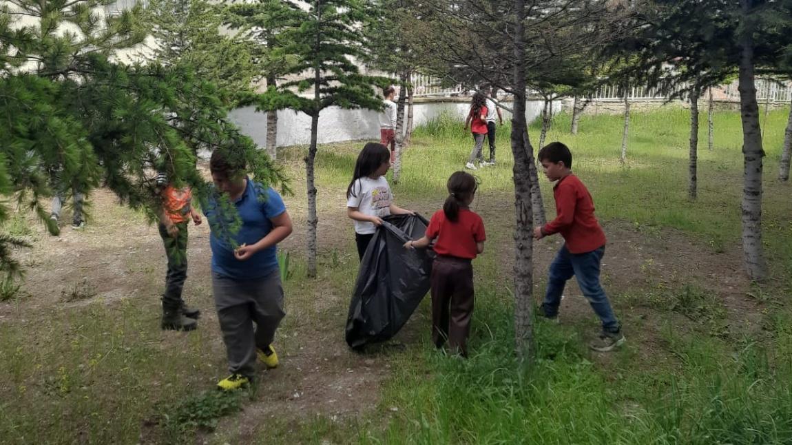 Yaşam becerileri projesi kapsamında çevre bilinci oluşması için öğrencilerimizle bahçemizi temizledik.